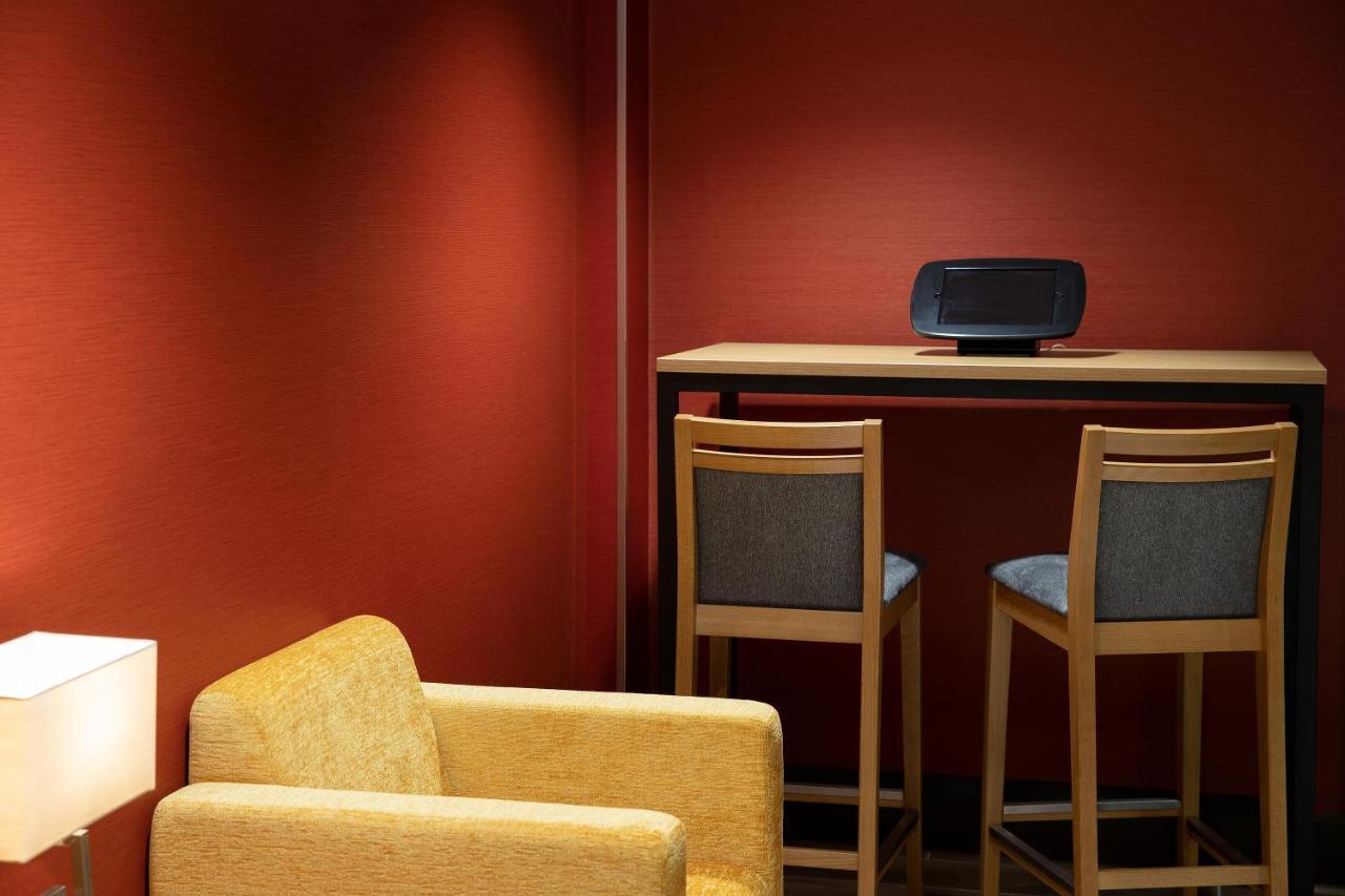 Ramada By Wyndham Leeds East Hotel Ngoại thất bức ảnh