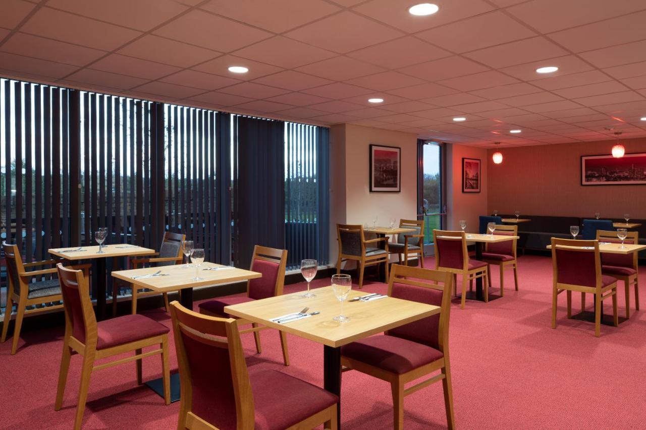 Ramada By Wyndham Leeds East Hotel Ngoại thất bức ảnh