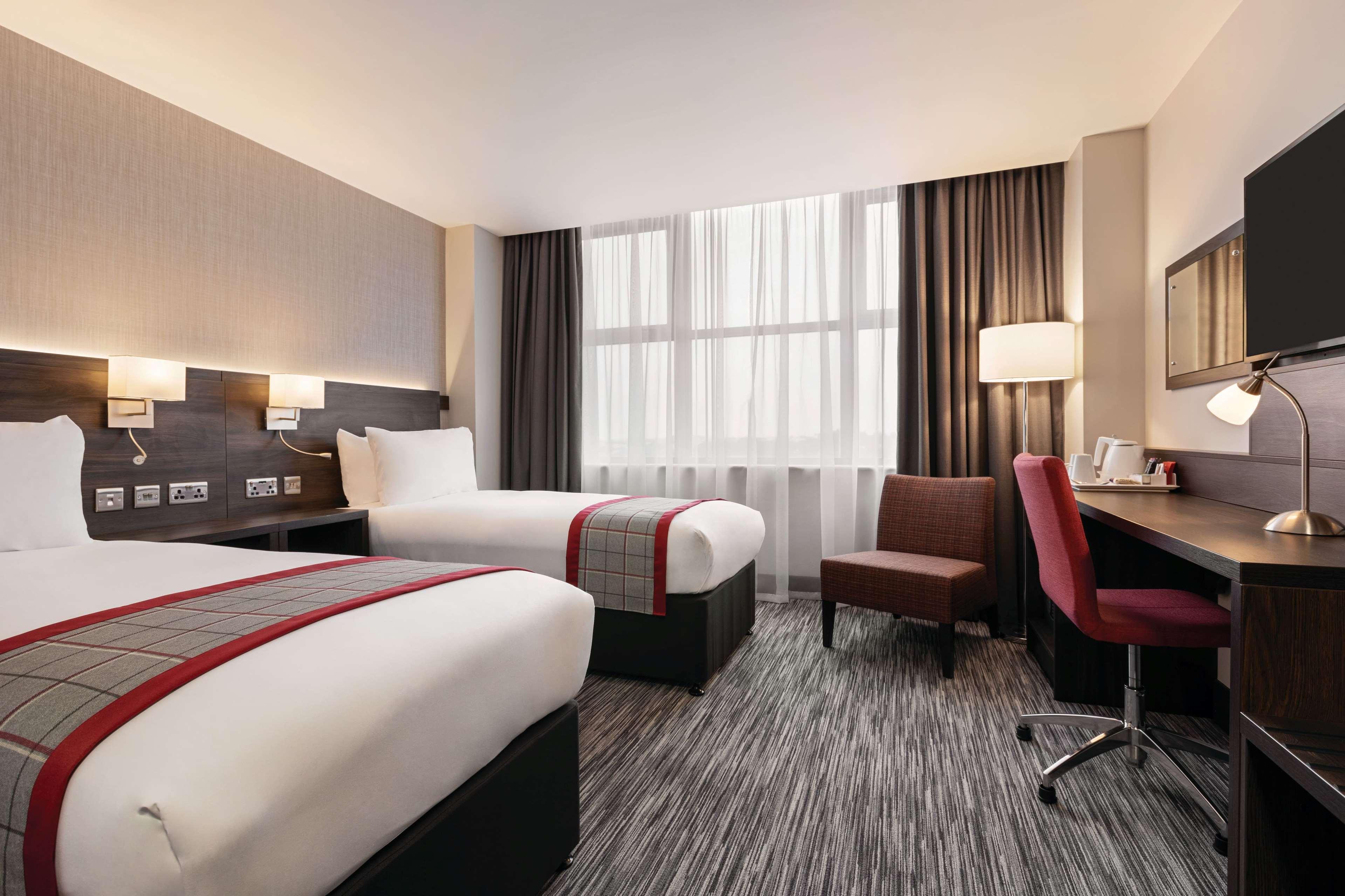 Ramada By Wyndham Leeds East Hotel Ngoại thất bức ảnh