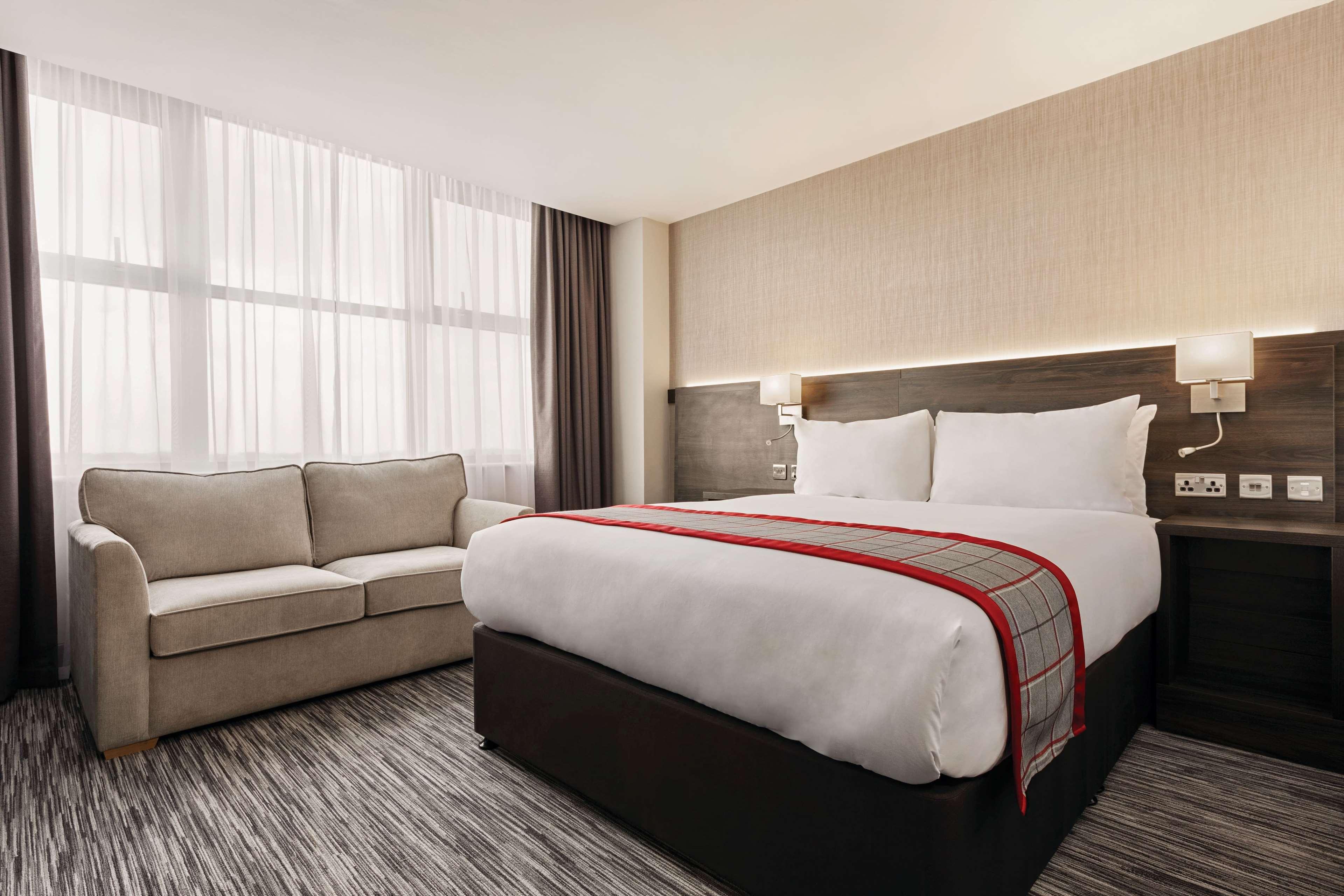 Ramada By Wyndham Leeds East Hotel Ngoại thất bức ảnh