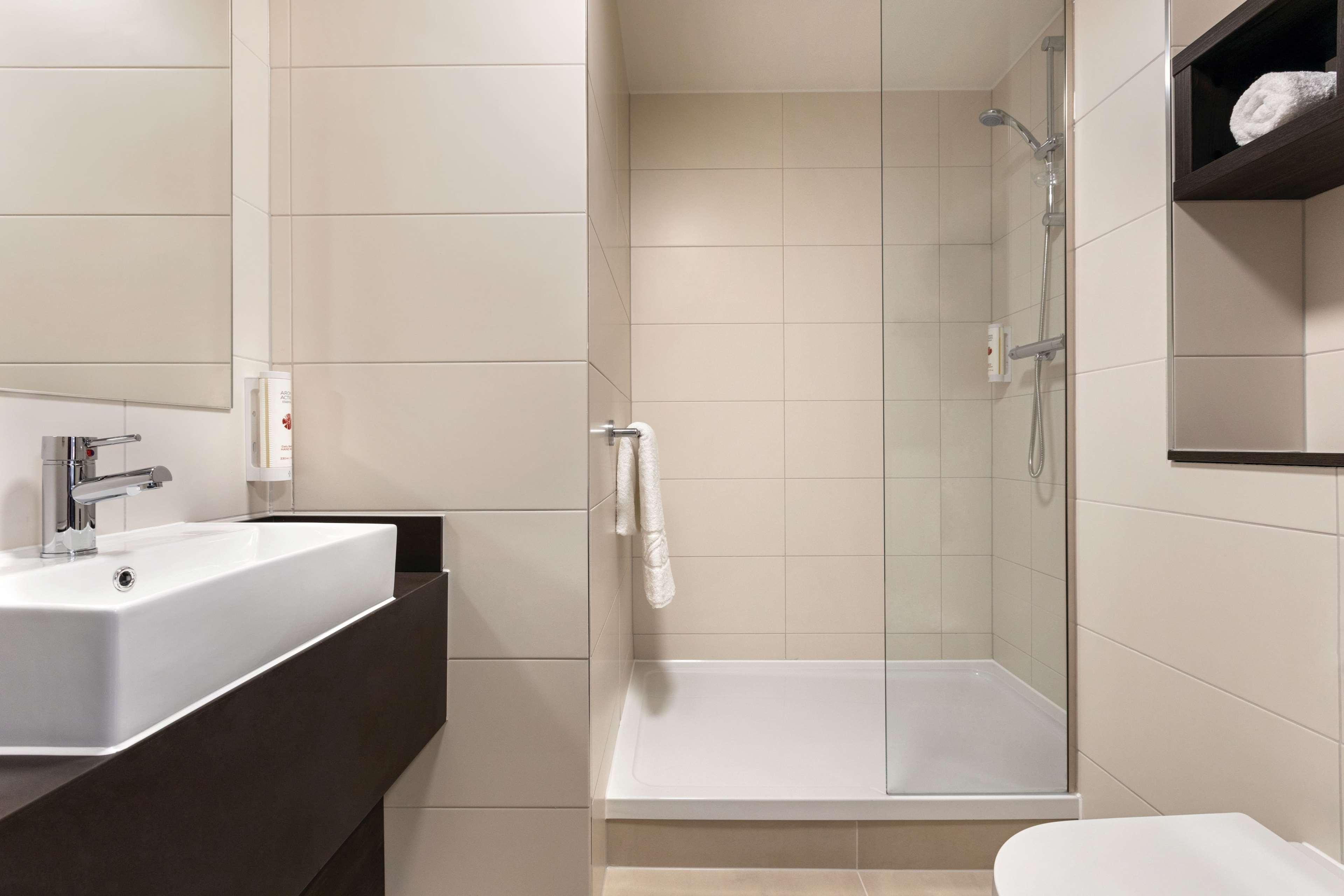 Ramada By Wyndham Leeds East Hotel Ngoại thất bức ảnh