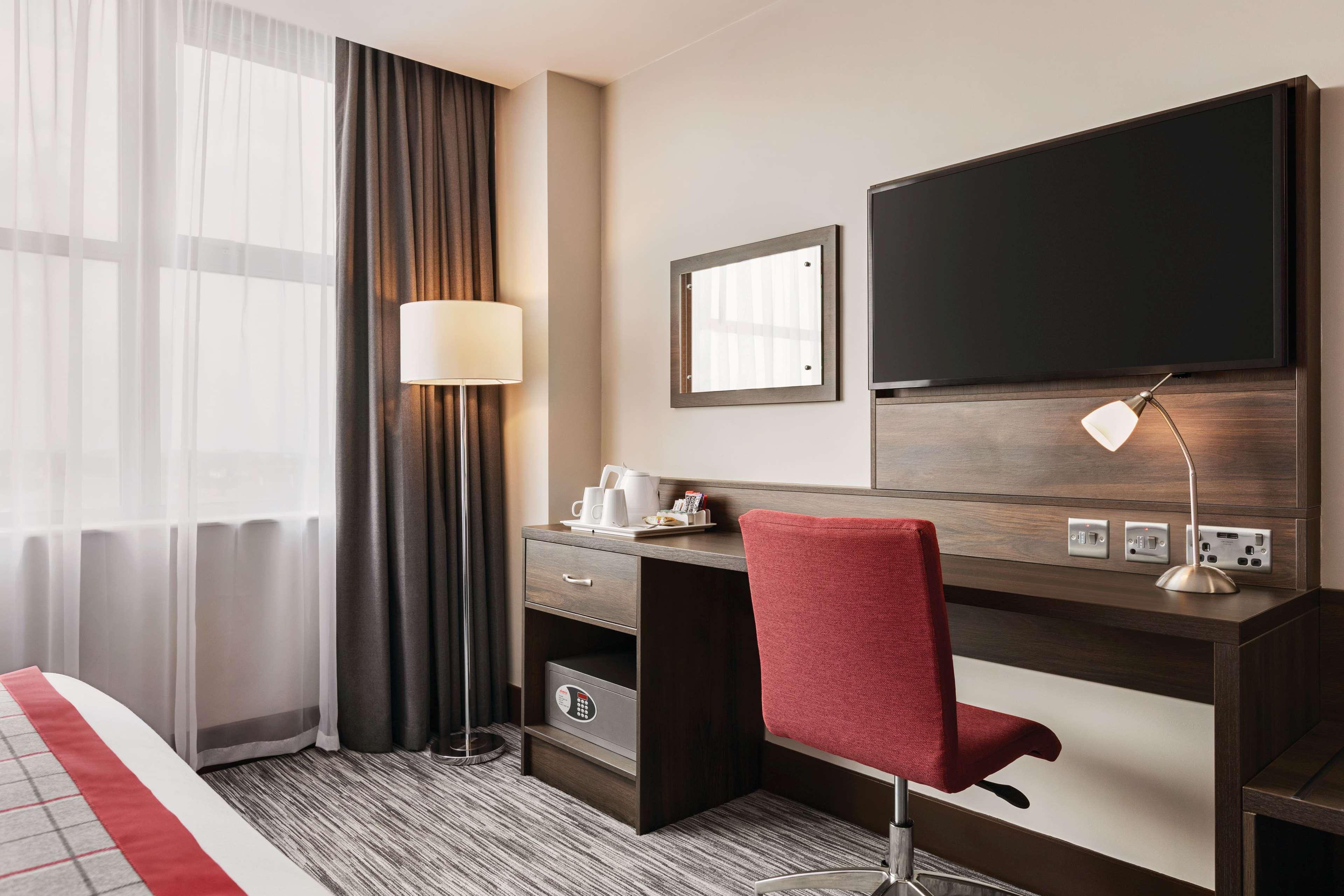 Ramada By Wyndham Leeds East Hotel Ngoại thất bức ảnh